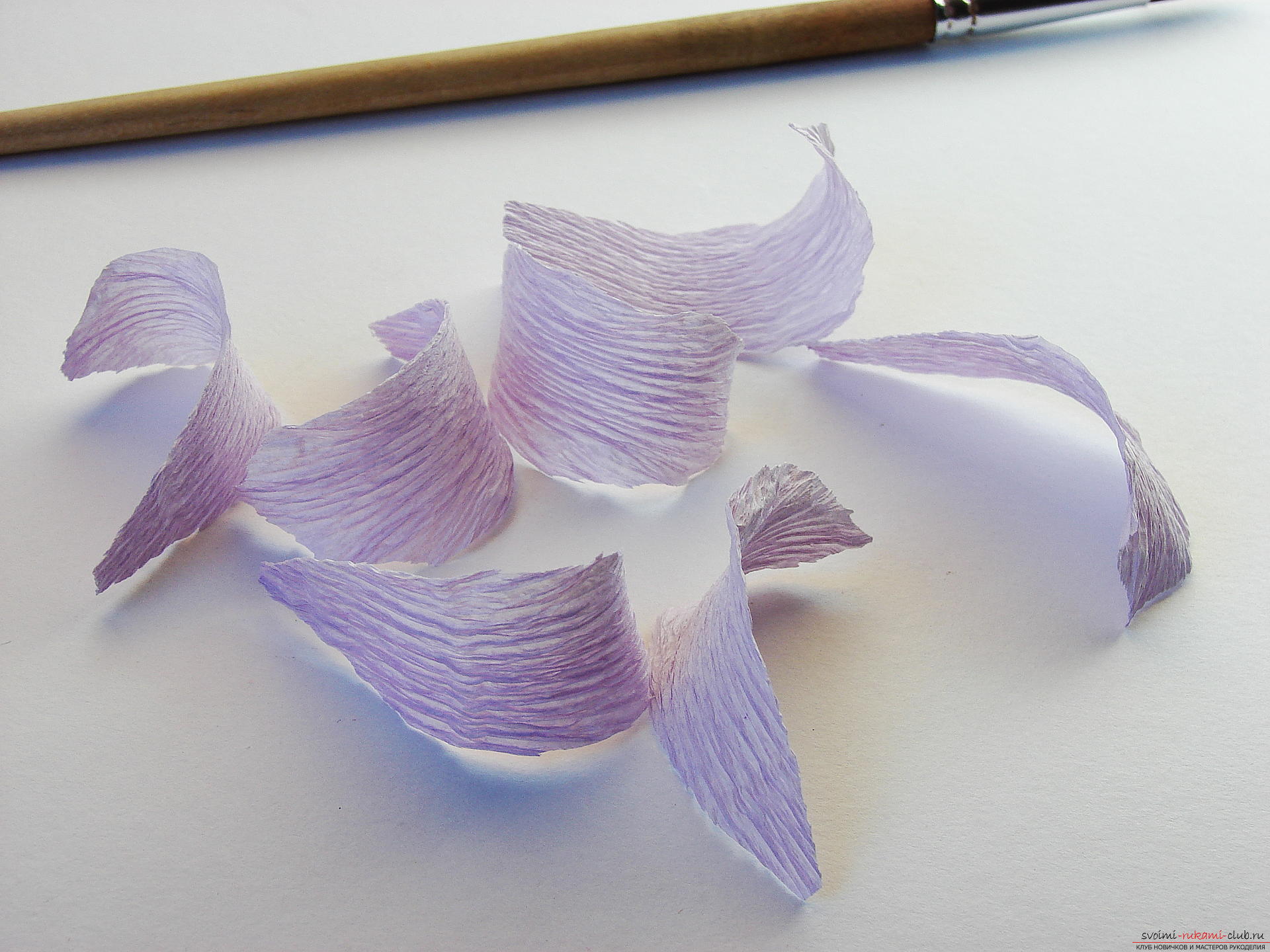 Мастер-класс научит как сделать гофрированные цветы своими руками – лилии из гофрированной бумаги.. Фото №8